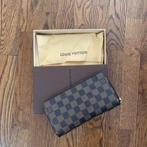 Authentic Louis Vuitton Damier Ebene Zippy Wallet